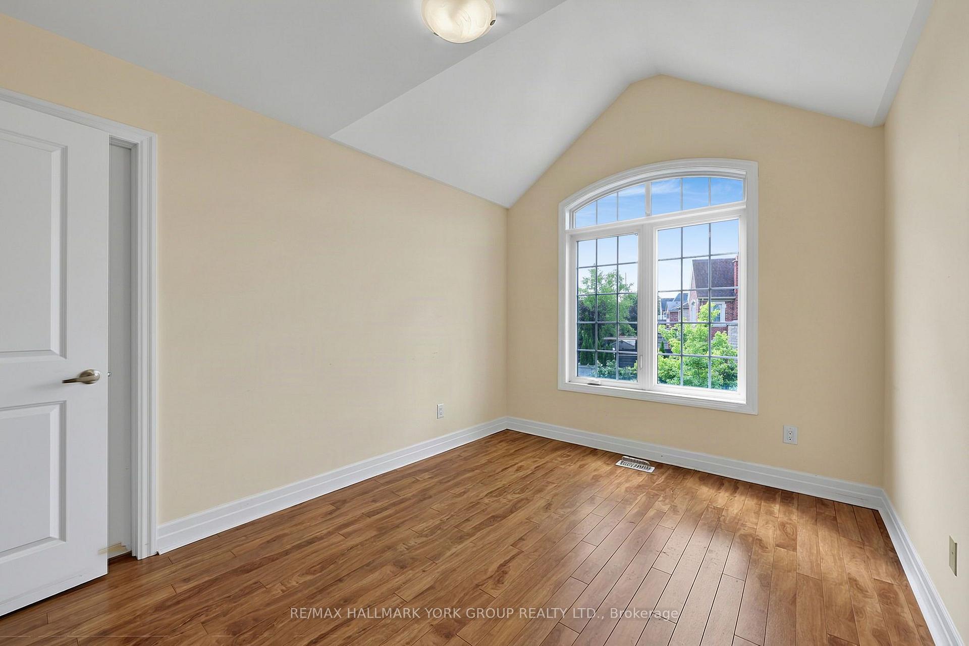 Photo 25 of 38 Alex Campbell Crescent, King, King City — HOMEH