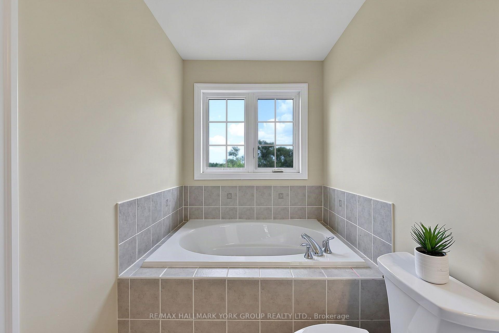 Photo 32 of 38 Alex Campbell Crescent, King, King City — HOMEH