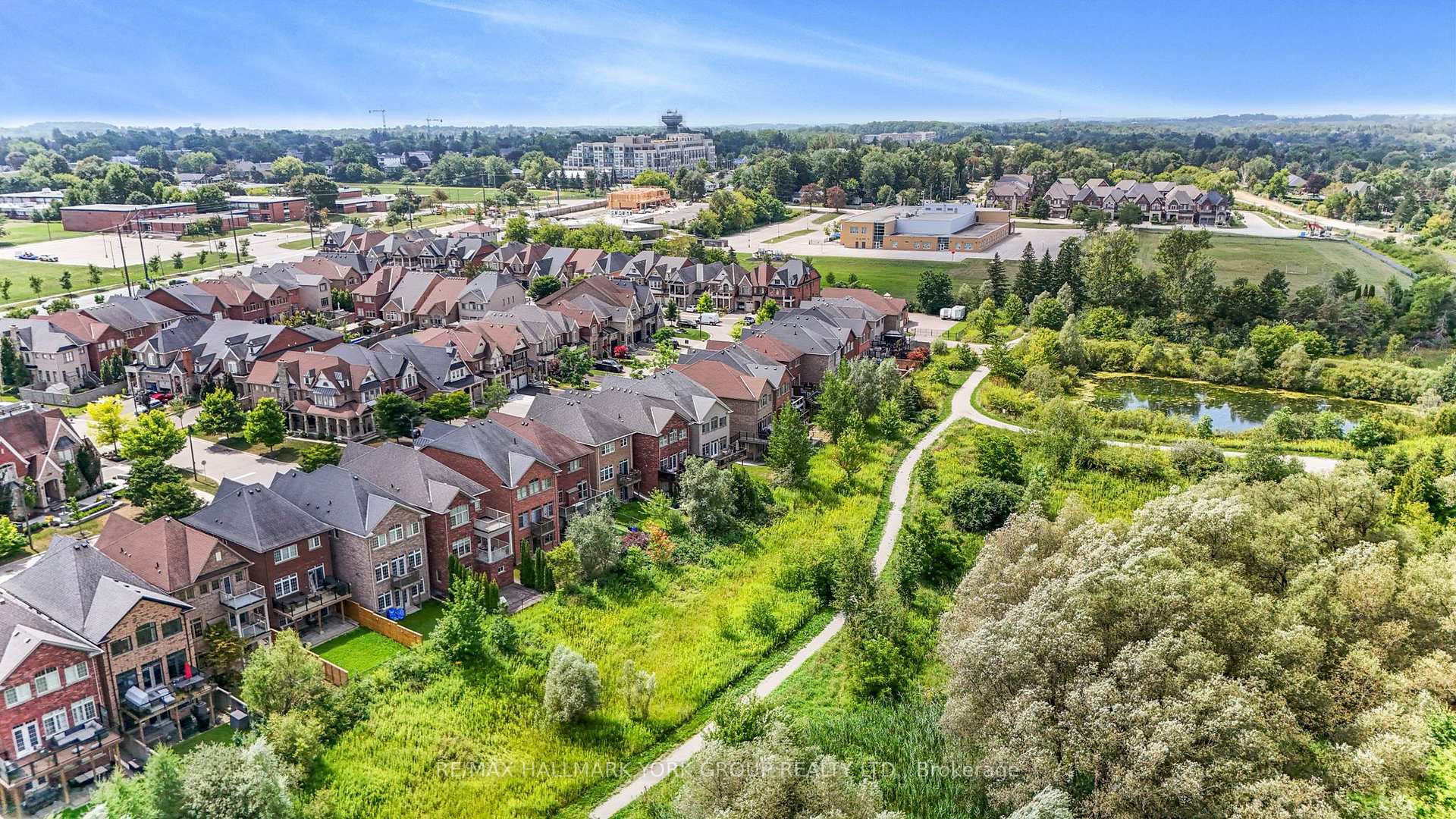 Photo 8 of 38 Alex Campbell Crescent, King, King City — HOMEH