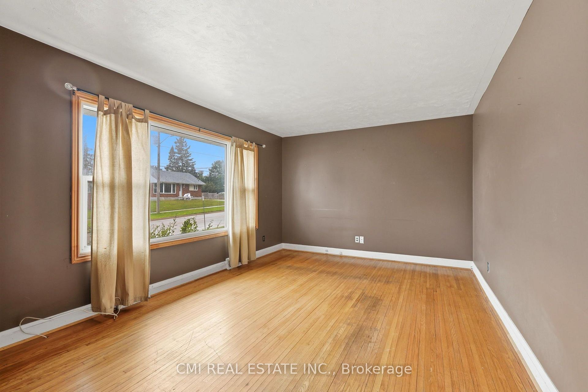 Photo 5 of 494 Annapolis Avenue, Oshawa, McLaughlin — HOMEH