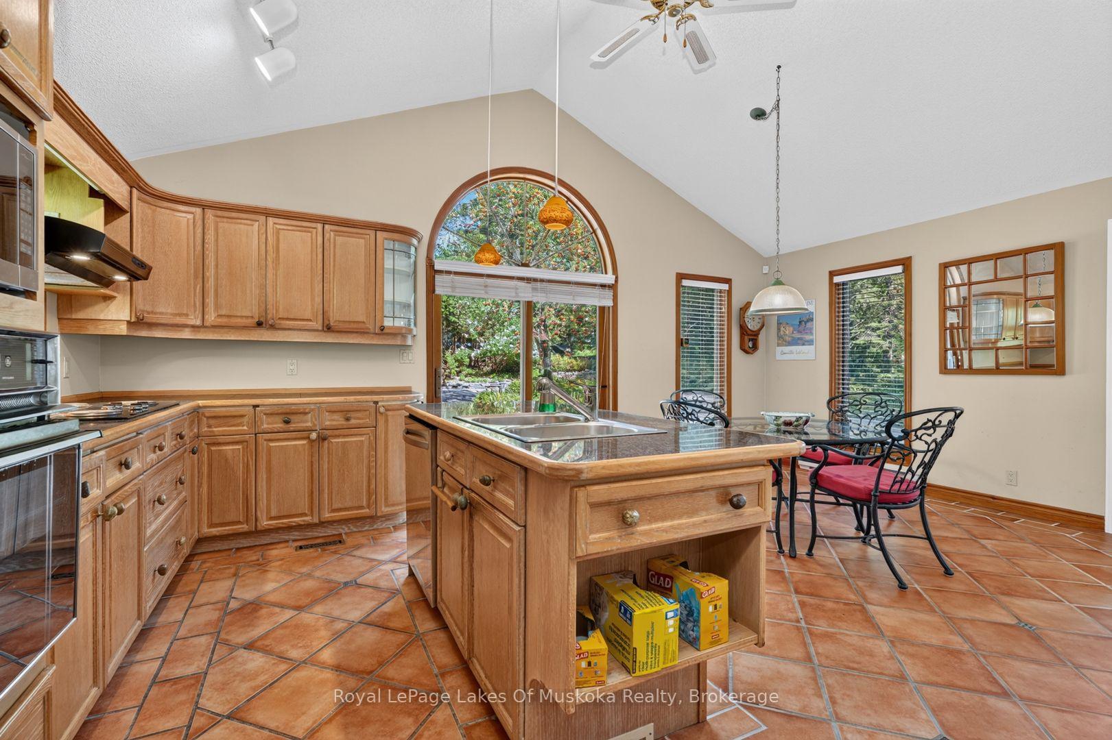 Photo 23 of 40 Entrance Drive, Bracebridge — HOMEH