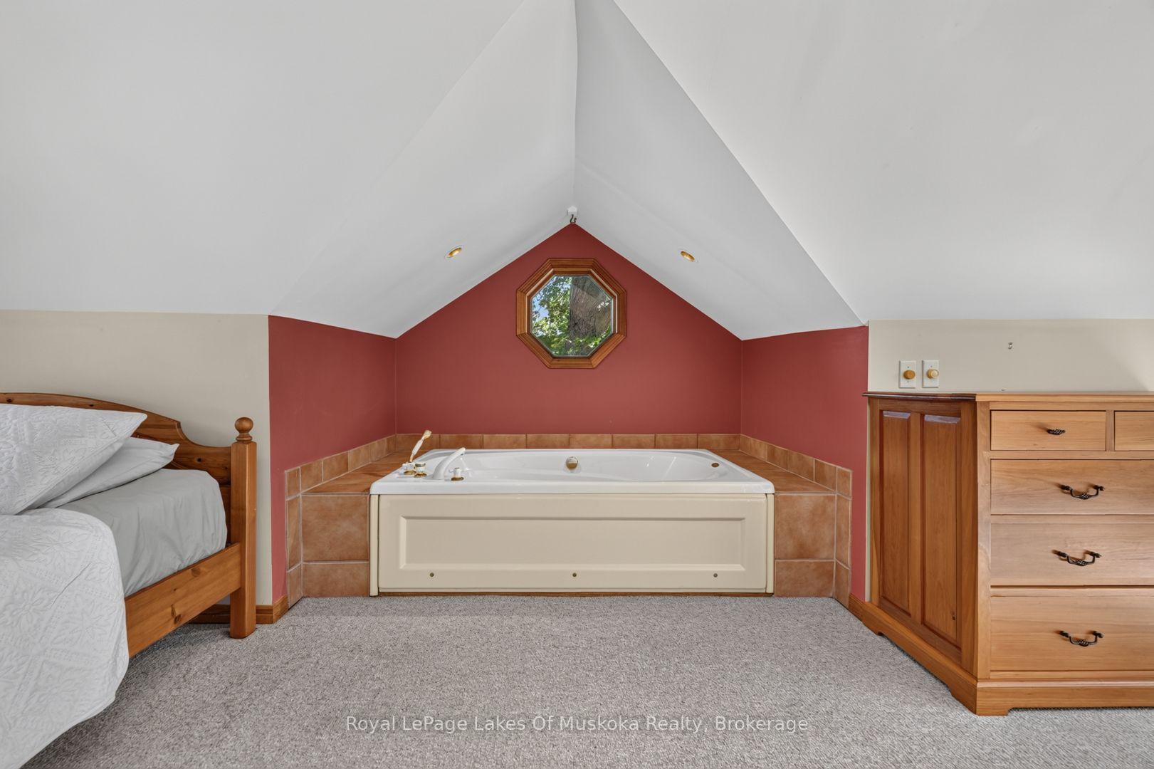 Photo 38 of 40 Entrance Drive, Bracebridge — HOMEH