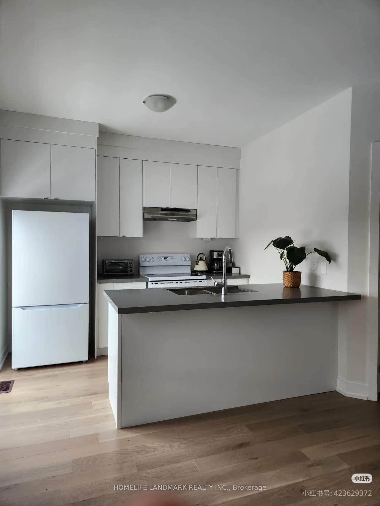 Front of Unit Coach H, 9416 Bayview Avenue
