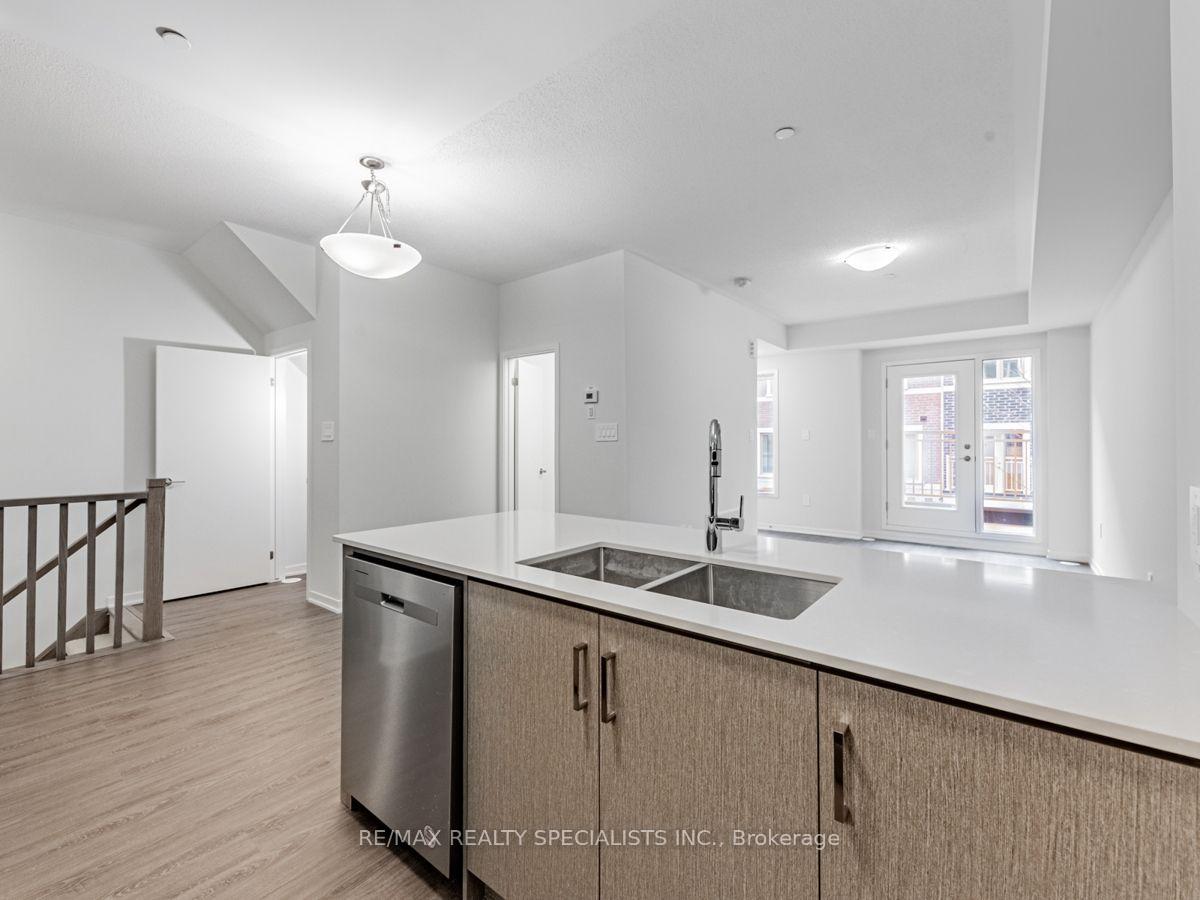 Photo 8 of Unit 77, 39 Honeycrisp Crescent, Vaughan, Vaughan Corporate Centre — HOMEH