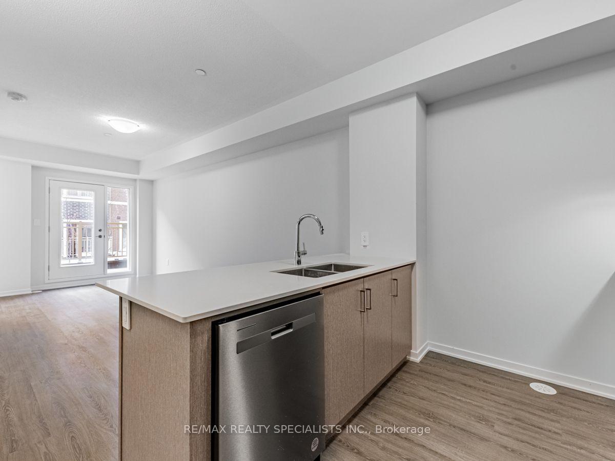 Photo 9 of Unit 77, 39 Honeycrisp Crescent, Vaughan, Vaughan Corporate Centre — HOMEH