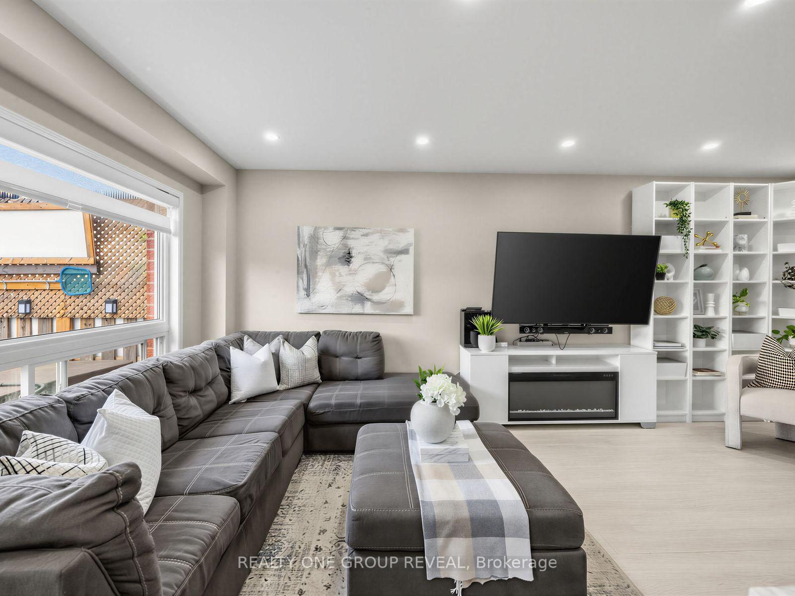 Photo 3 of 6122 Coxswain Crescent, Mississauga, East Credit — HOMEH