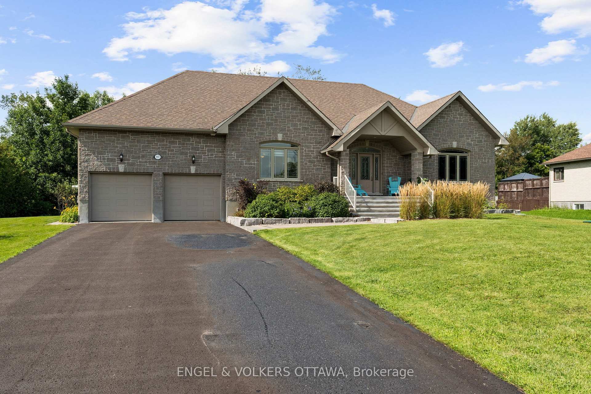 Photo 2 of 557 Tullamore Street, Ottawa, Riverside South — HOMEH