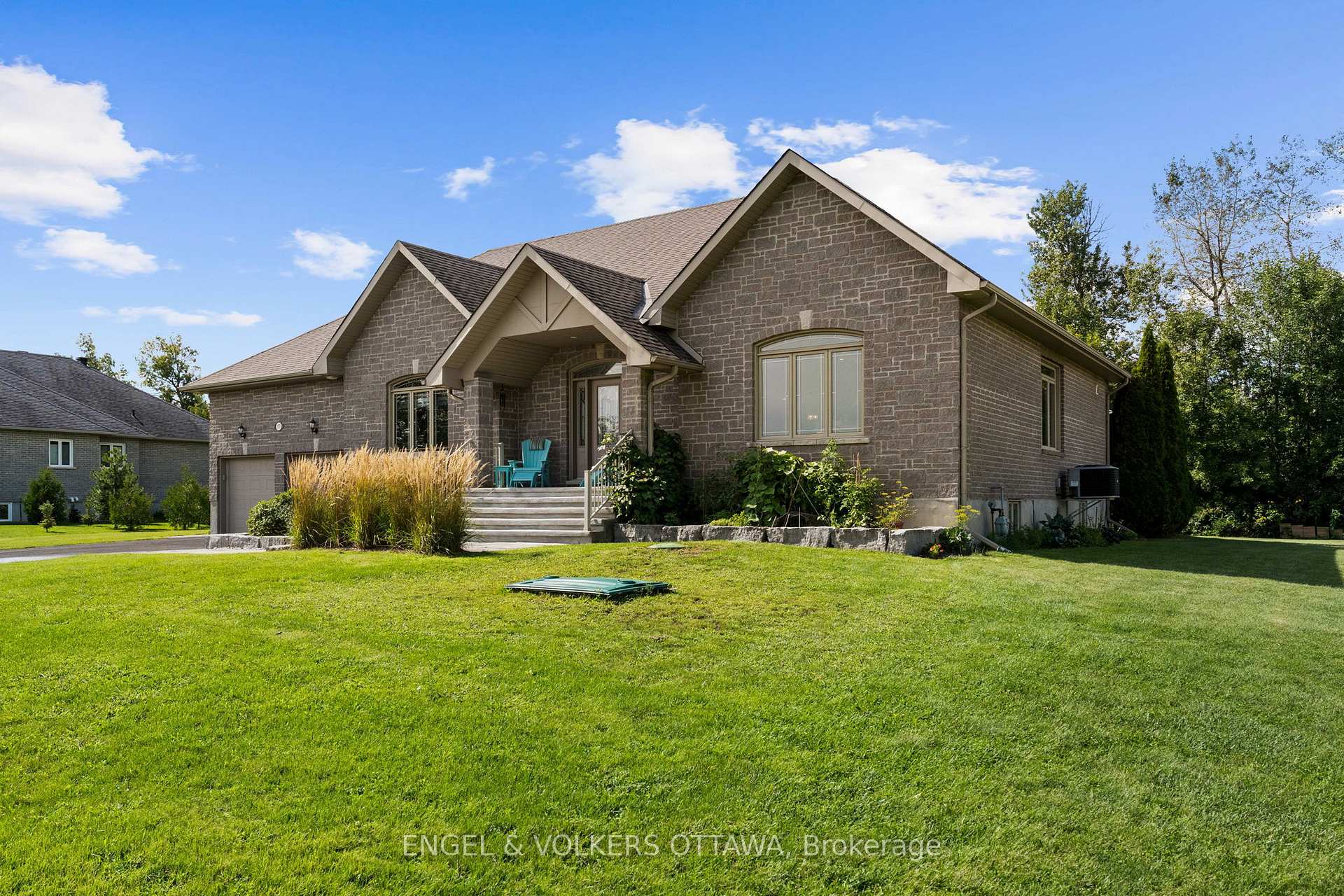 Photo 3 of 557 Tullamore Street, Ottawa, Riverside South — HOMEH