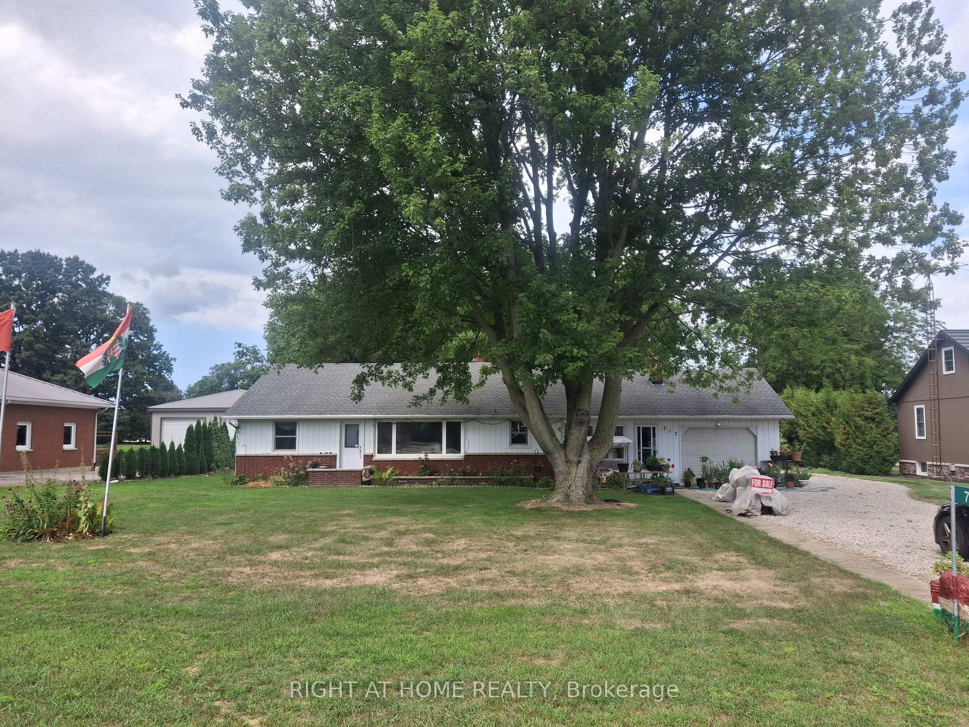 Photo of 717 Mersea Rd 6 E