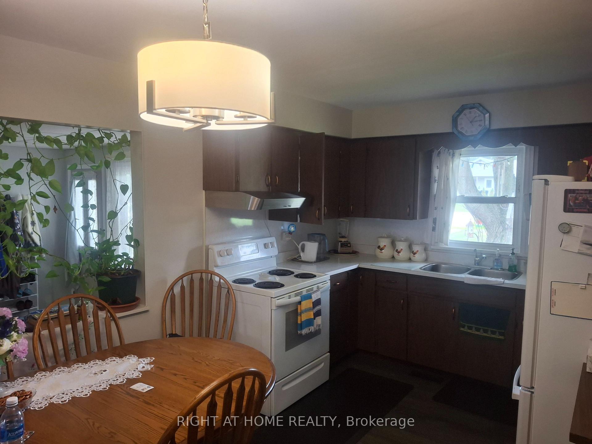 Photo 4 of 717 Mersea Rd 6 E, Leamington — HOMEH
