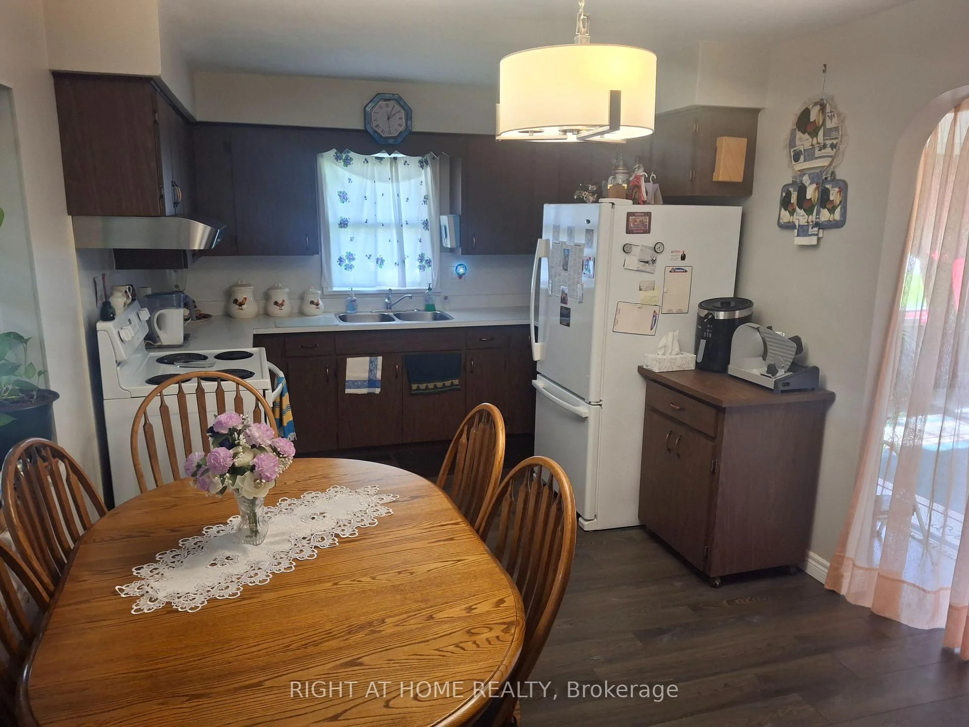 Photo 6 of 717 Mersea Rd 6 E, Leamington — HOMEH
