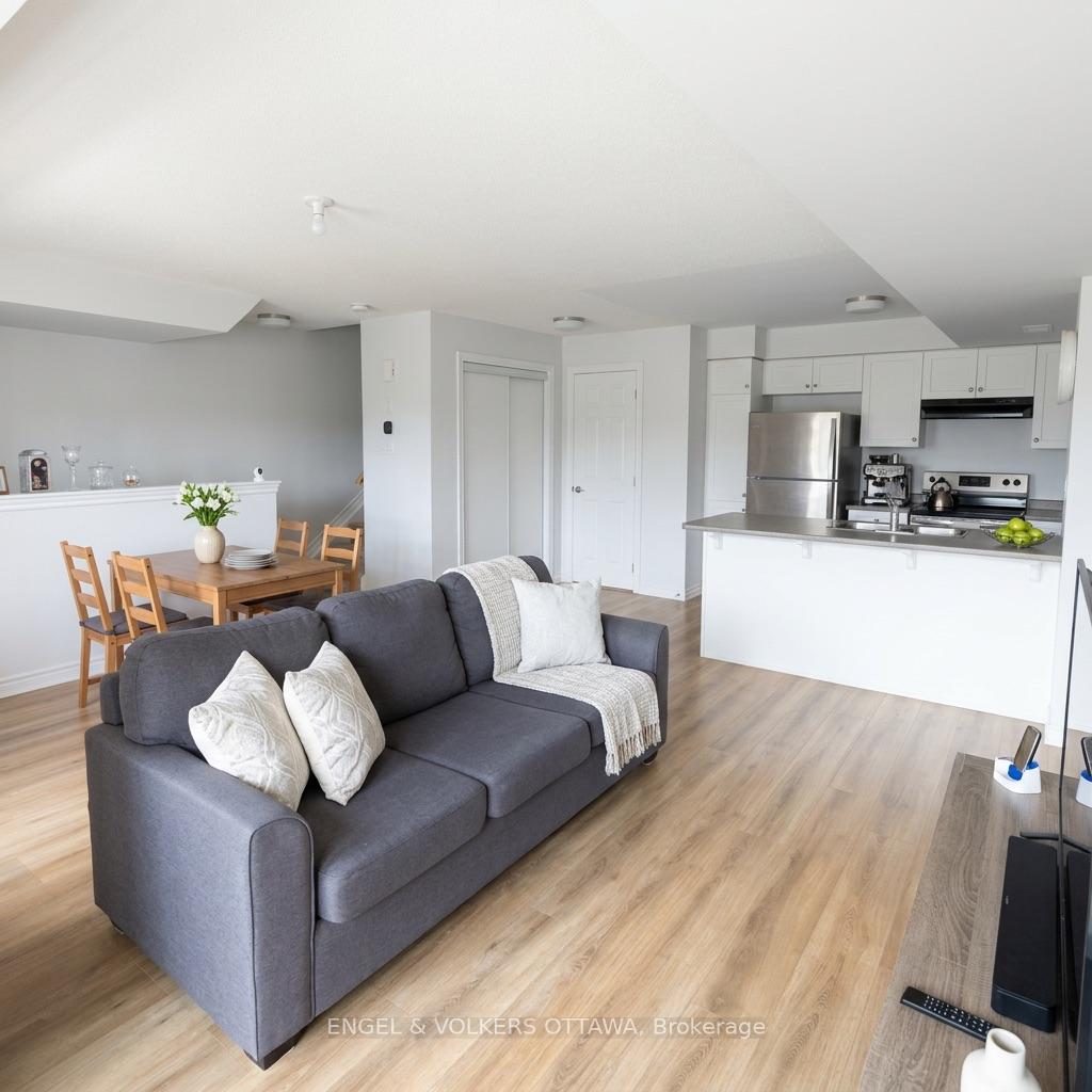 Photo 3 of 110 Lapland Private, Ottawa, Kanata - Emerald Meadows/Trailwest — HOMEH