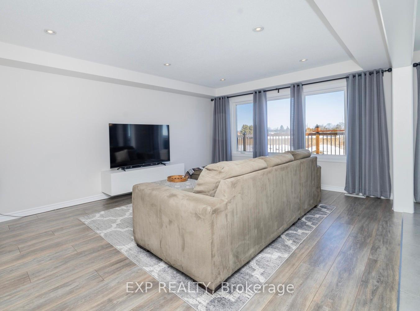 Photo 4 of 161 Cranesbill Road, Ottawa, Kanata - Emerald Meadows/Trailwest — HOMEH