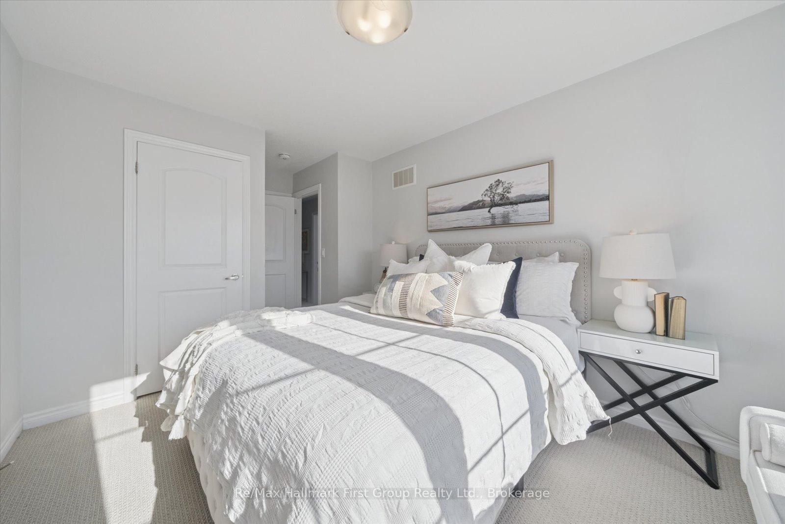 Photo 15 of 40 Porcelain Way, Whitby, Rolling Acres — HOMEH