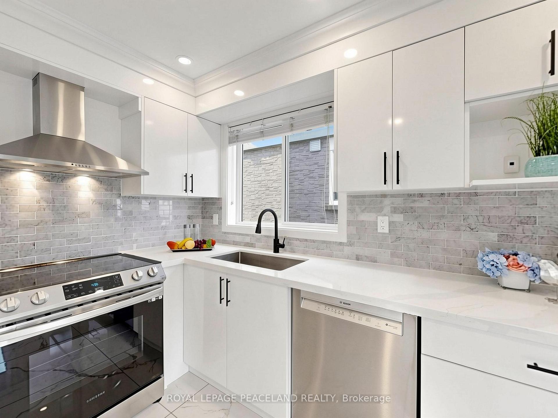 Photo 10 of 3 Newport Way, Markham, Thornhill — HOMEH
