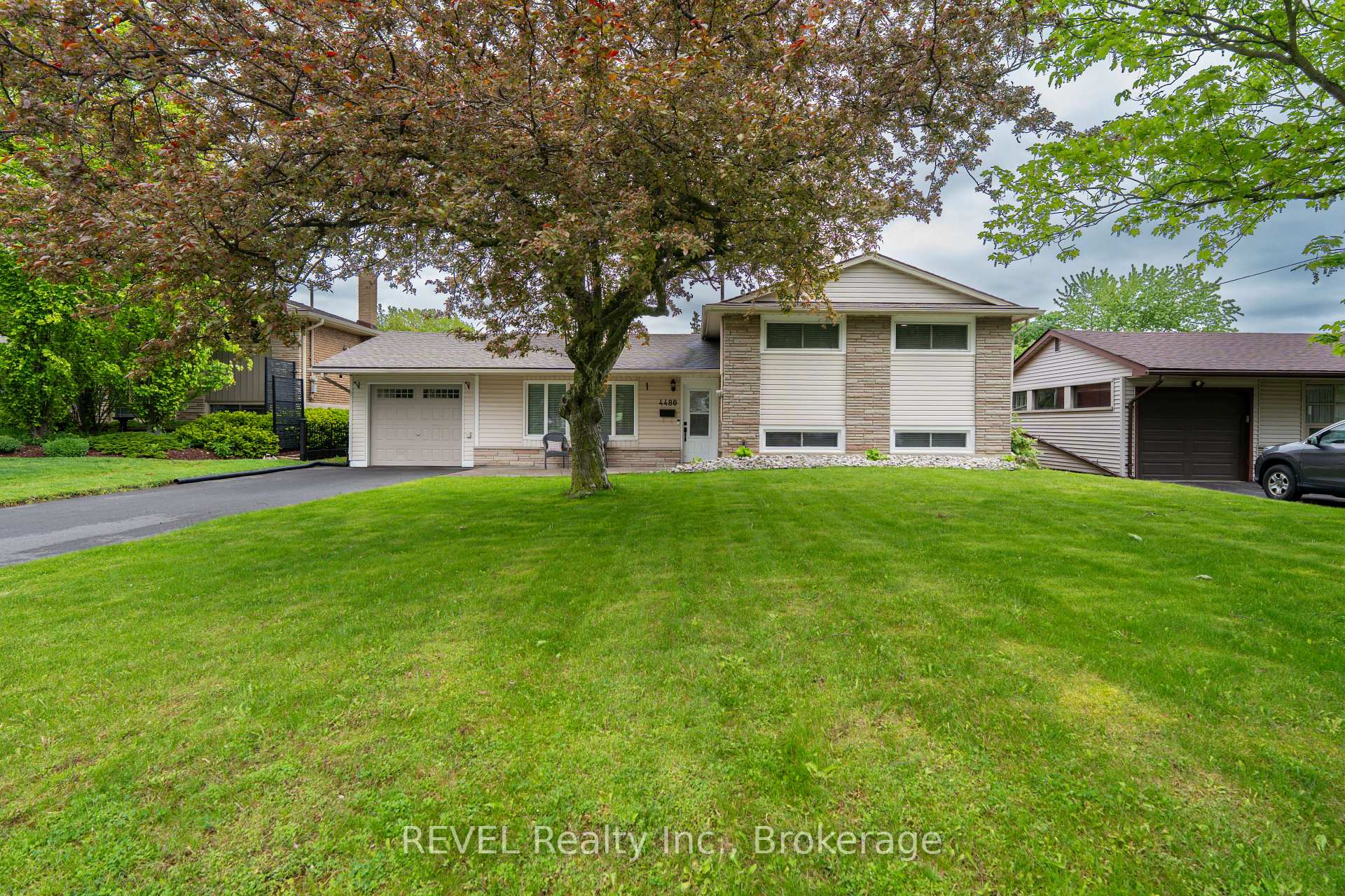 Photo of 4480 Queensway Gardens