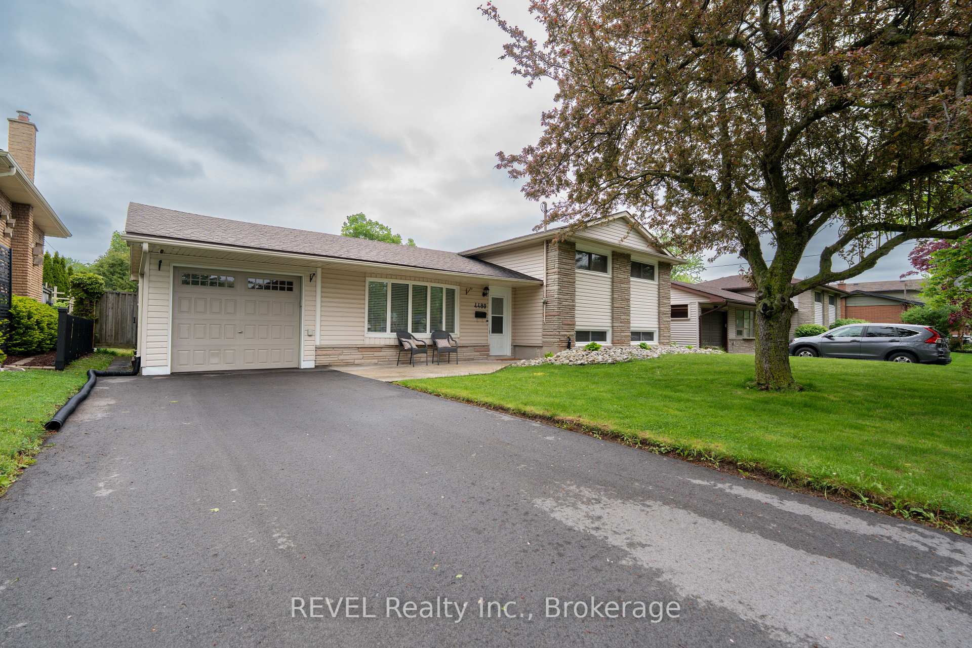 Photo 2 of 4480 Queensway Gardens, Niagara Falls, Morrison — HOMEH
