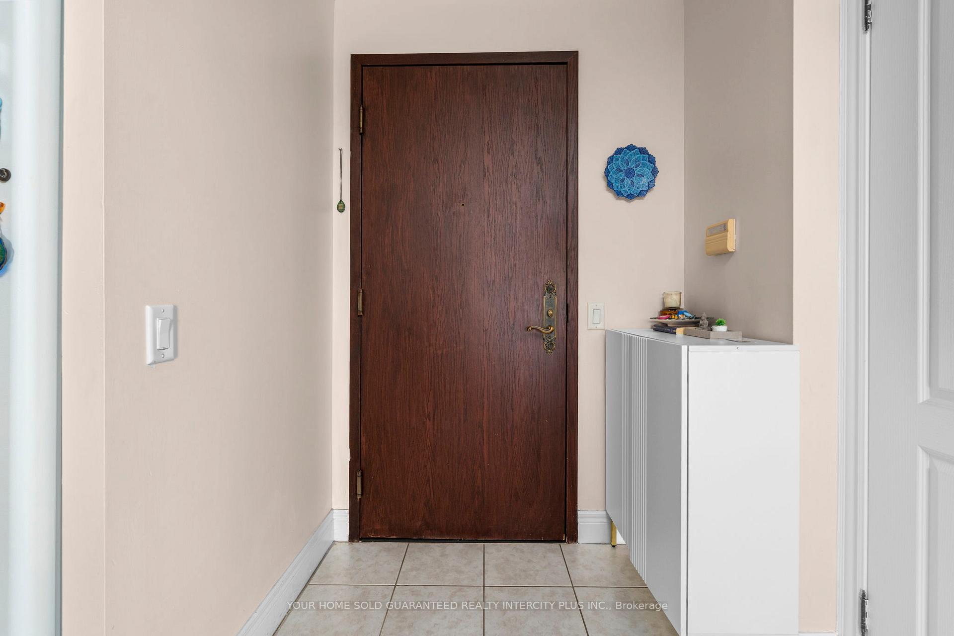 Photo 5 of Unit 811, 1 Clairtrell Road, North York, Willowdale East — HOMEH