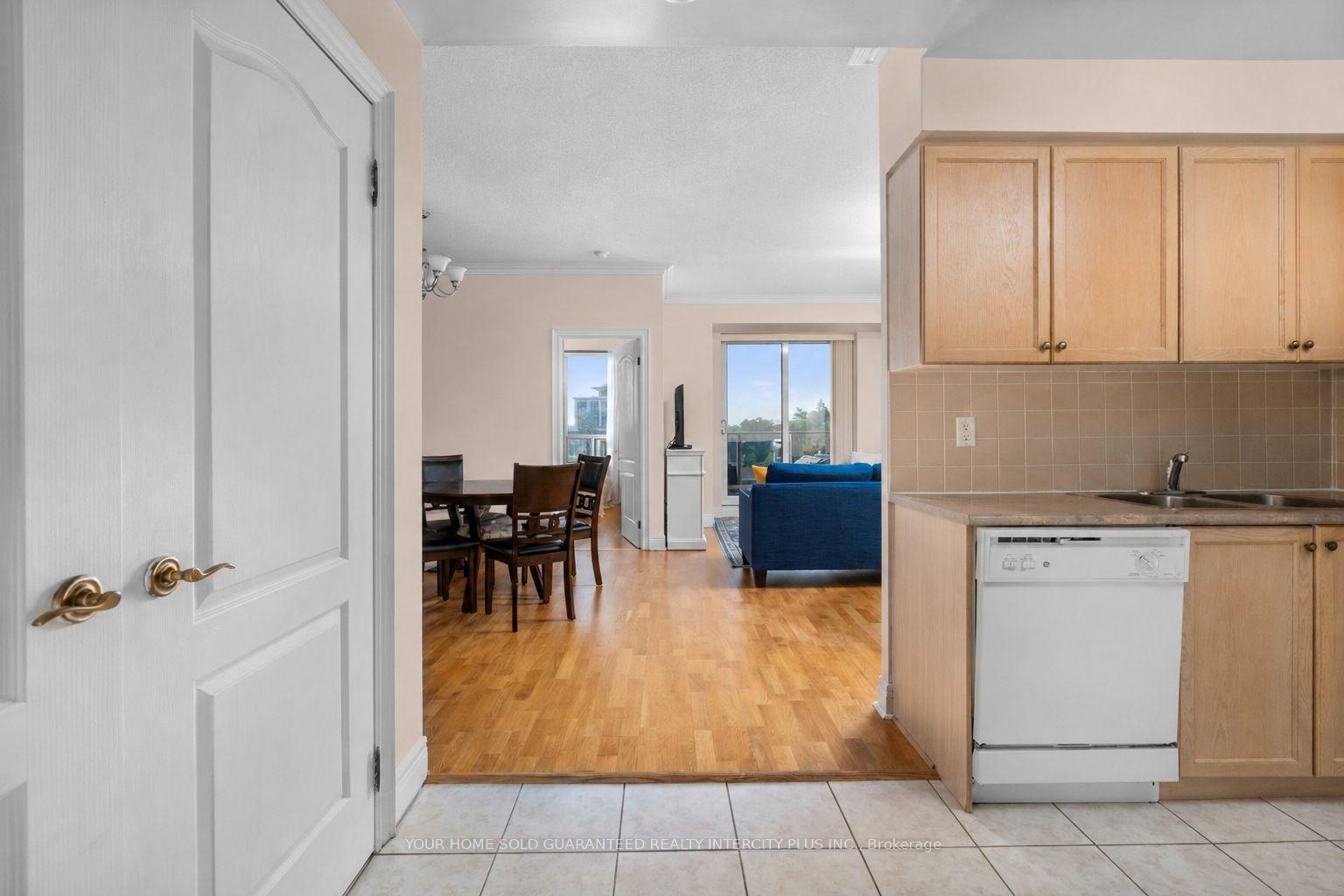 Photo 6 of Unit 811, 1 Clairtrell Road, North York, Willowdale East — HOMEH