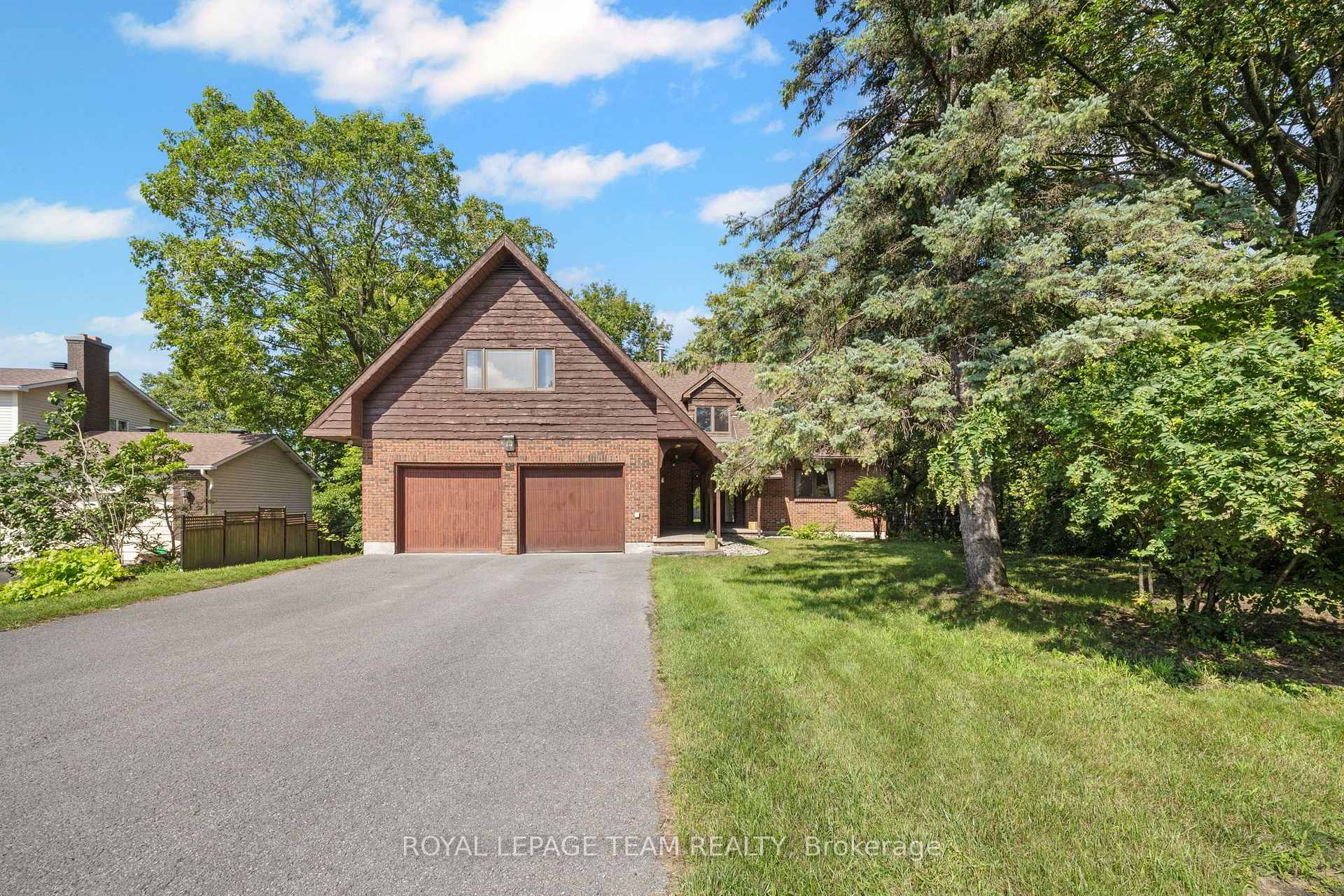 Photo 2 of 14 Taunton Place, Ottawa, Rothwell Heights — HOMEH