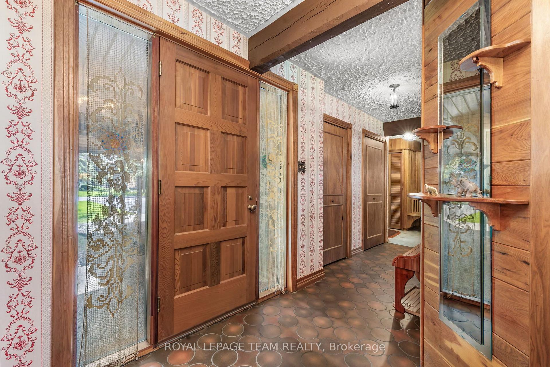 Photo 4 of 14 Taunton Place, Ottawa, Rothwell Heights — HOMEH