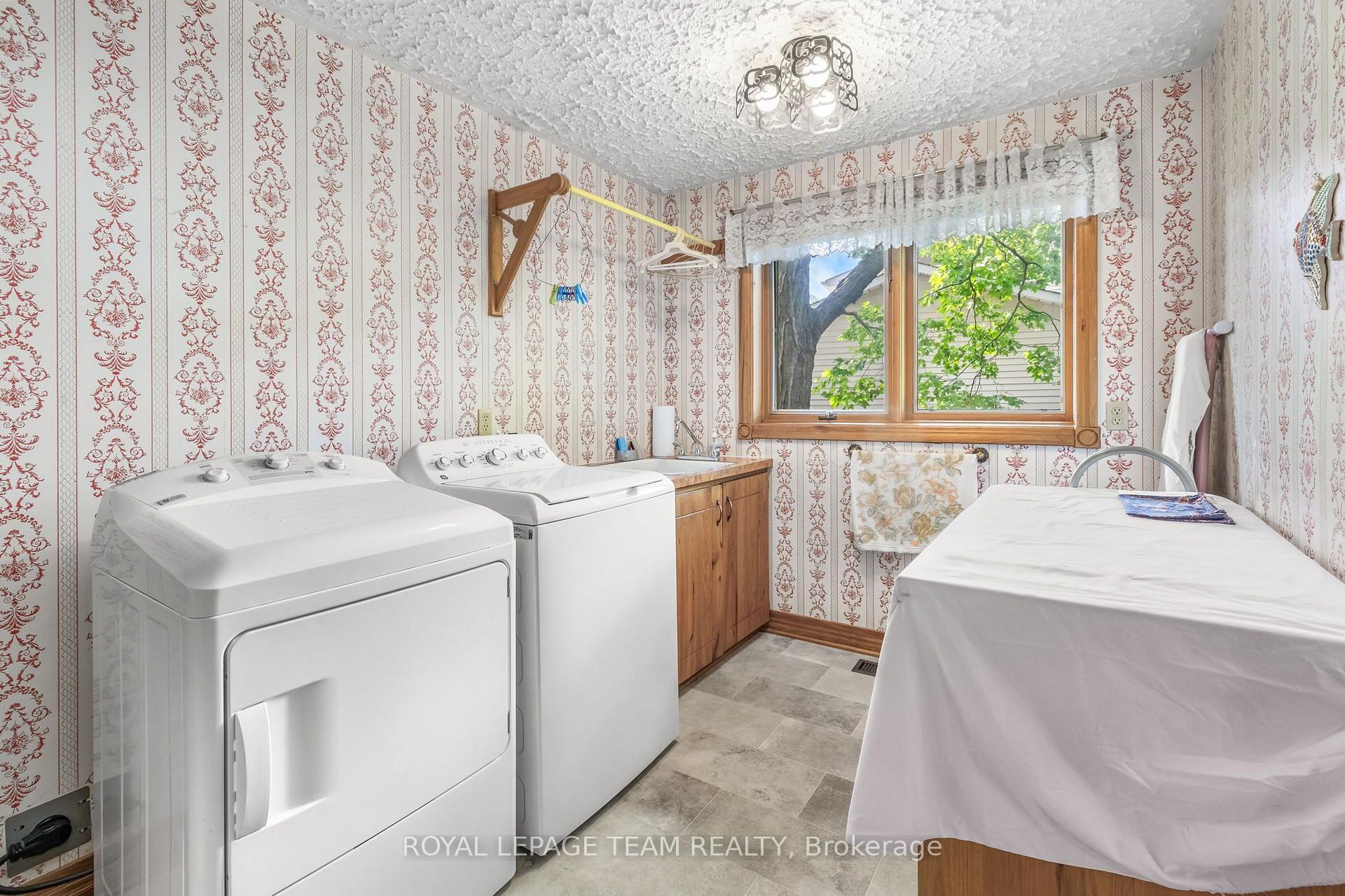 Photo 8 of 14 Taunton Place, Ottawa, Rothwell Heights — HOMEH
