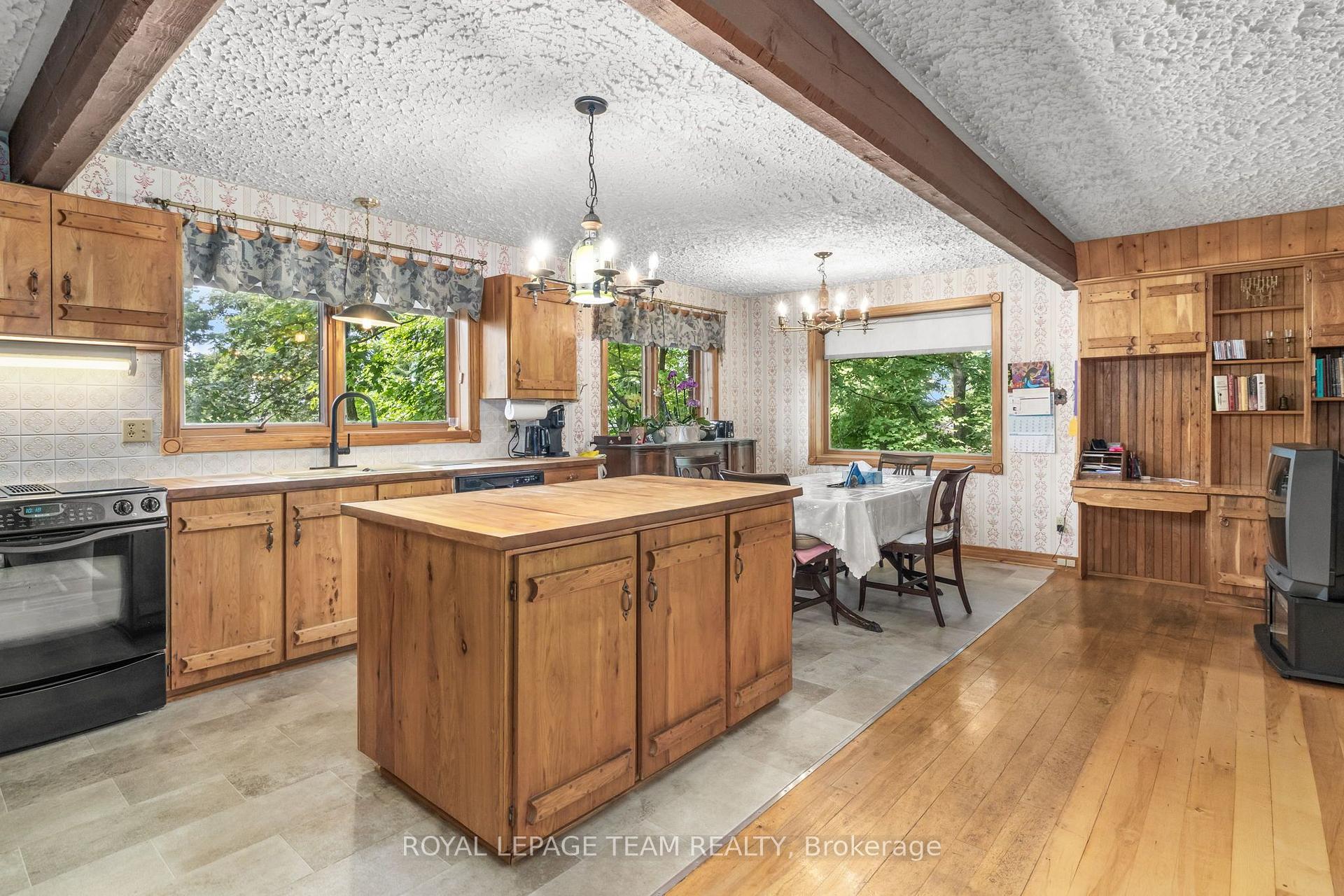 Photo 9 of 14 Taunton Place, Ottawa, Rothwell Heights — HOMEH