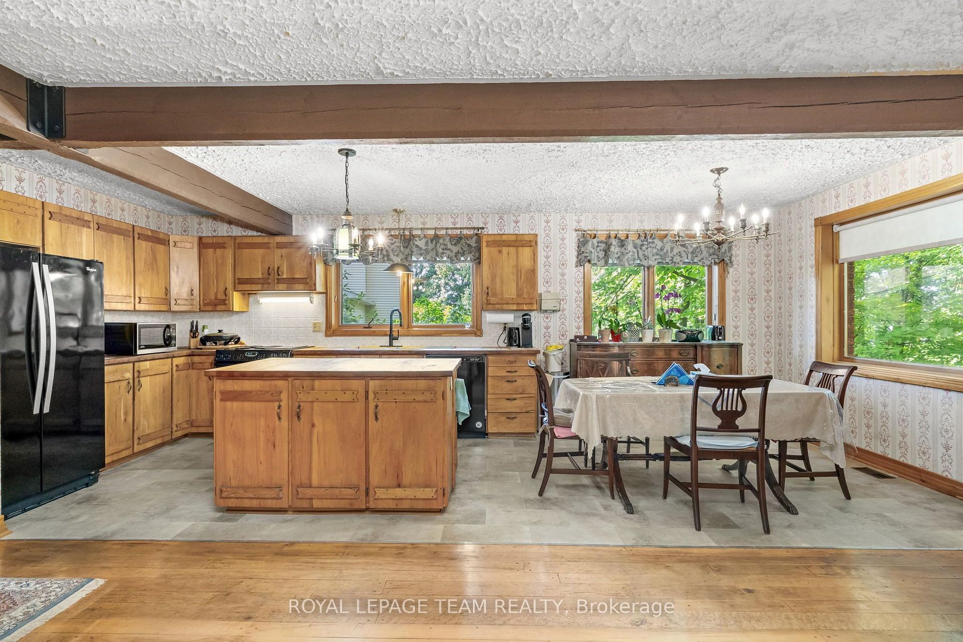 Photo 10 of 14 Taunton Place, Ottawa, Rothwell Heights — HOMEH