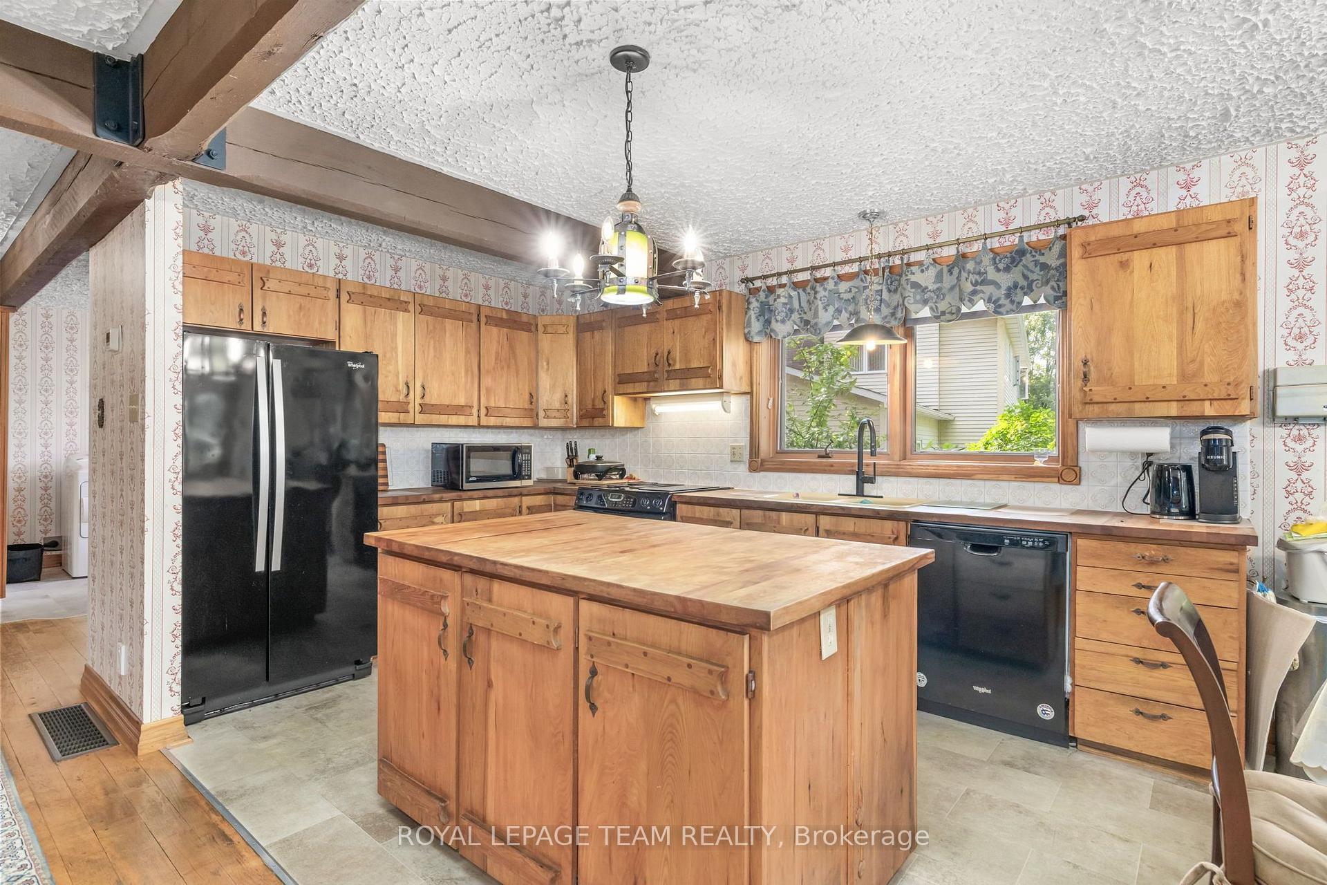 Photo 11 of 14 Taunton Place, Ottawa, Rothwell Heights — HOMEH