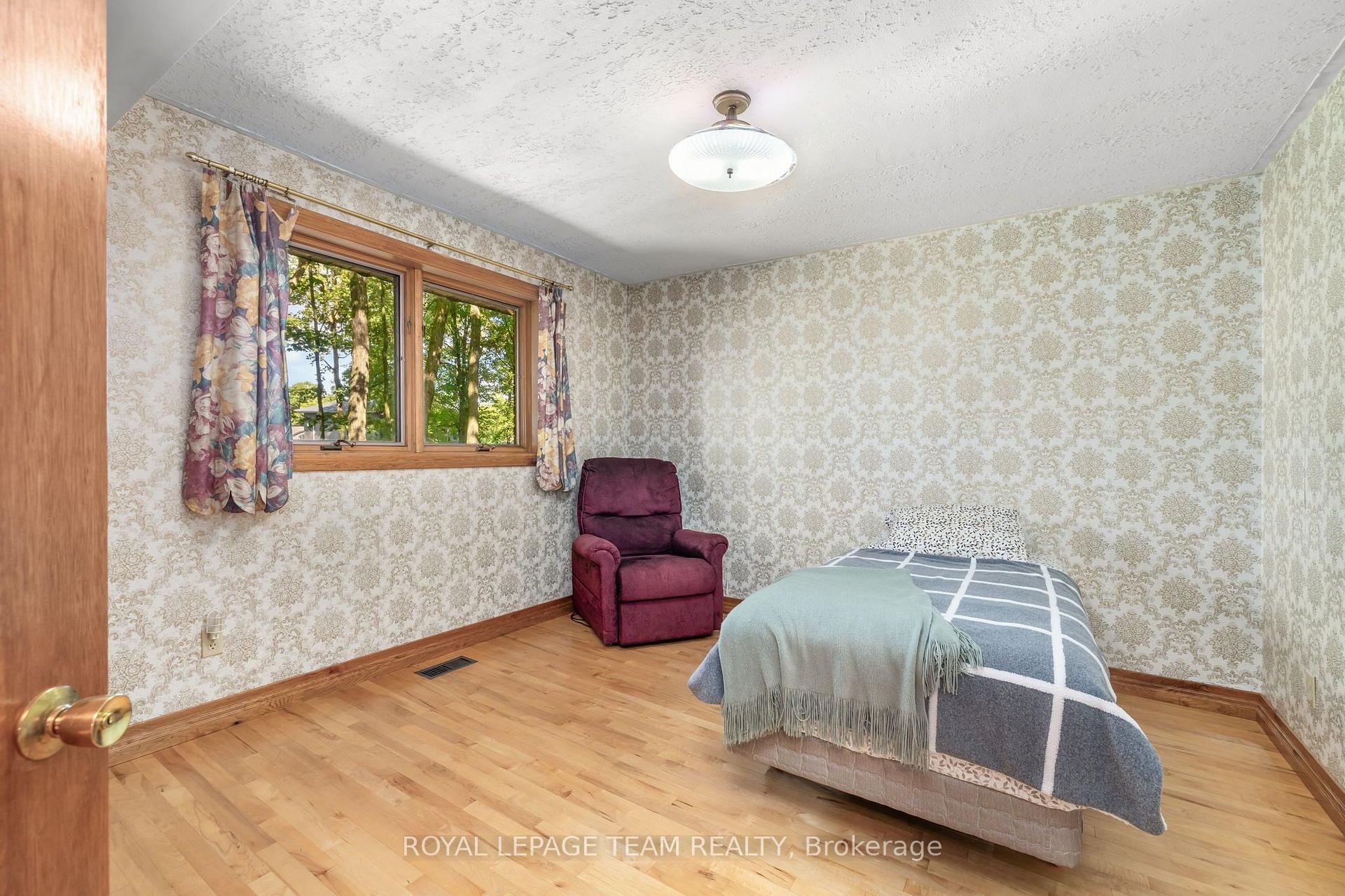 Photo 23 of 14 Taunton Place, Ottawa, Rothwell Heights — HOMEH
