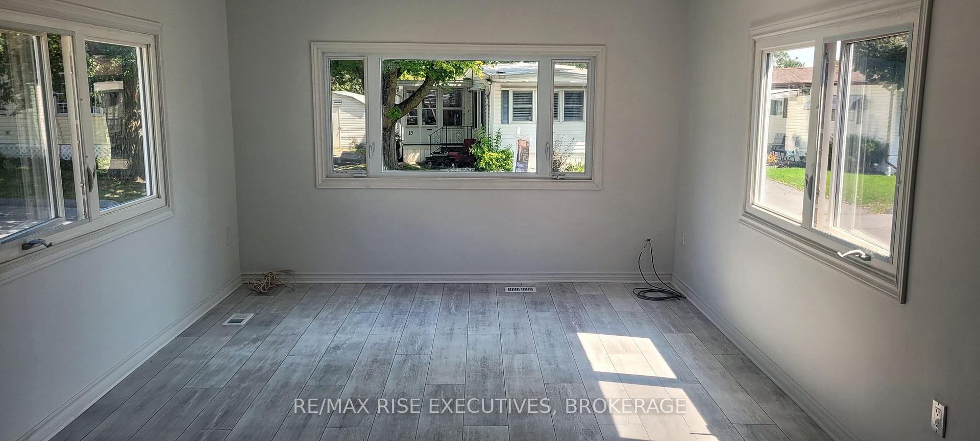 Photo 3 of 12 Wentworth Drive, Kingston, Rideau — HOMEH