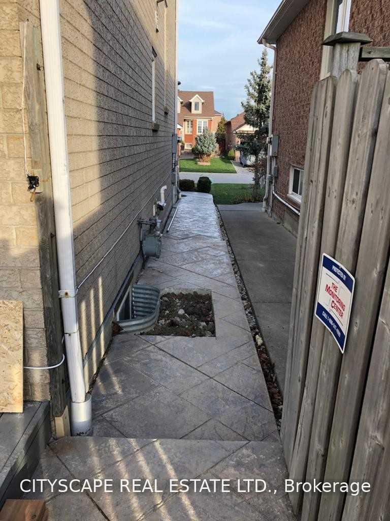 Photo 3 of Unit Bsmt, 5520 Prosper Circuit, Mississauga, East Credit — HOMEH