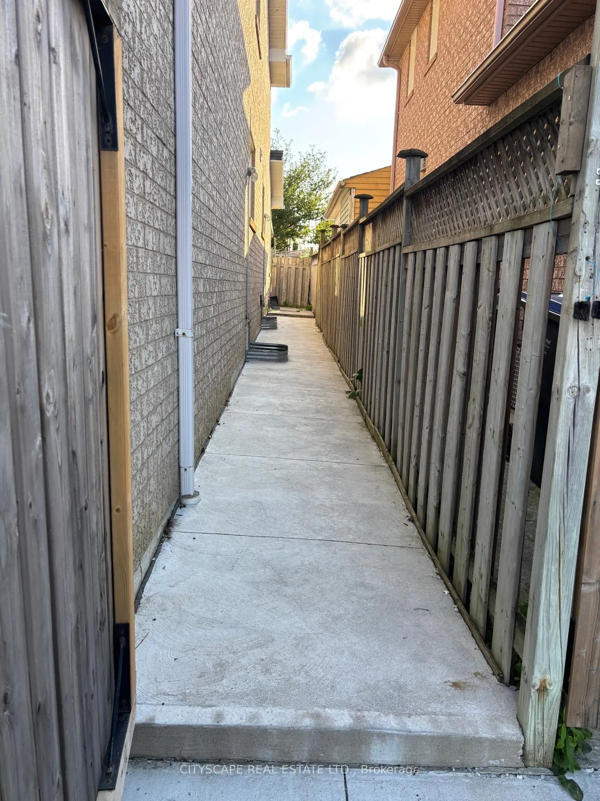 Photo 2 of Unit Bsmt, 5520 Prosper Circuit, Mississauga, East Credit — HOMEH