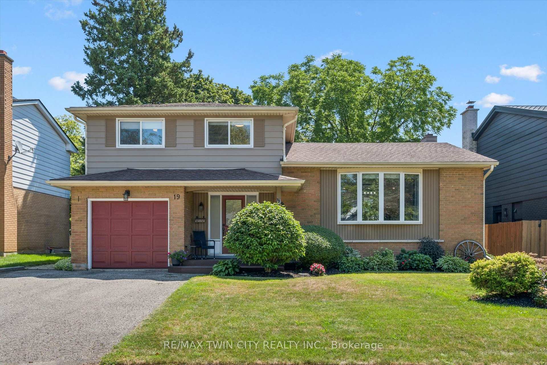 Photo 1 of 19 Mcgarry Drive, Kitchener, Forest Hill — HOMEH