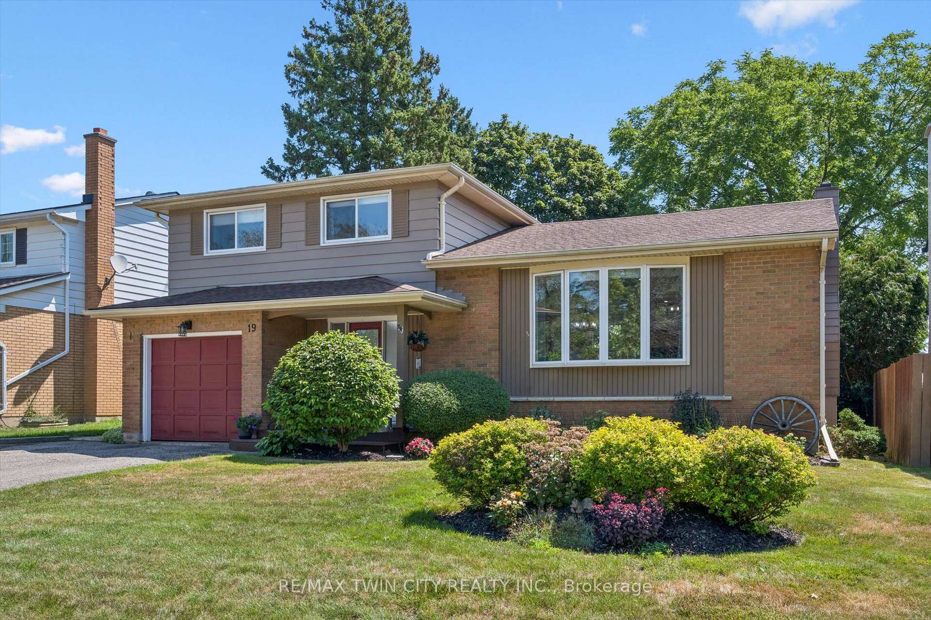 Photo 2 of 19 Mcgarry Drive, Kitchener, Forest Hill — HOMEH