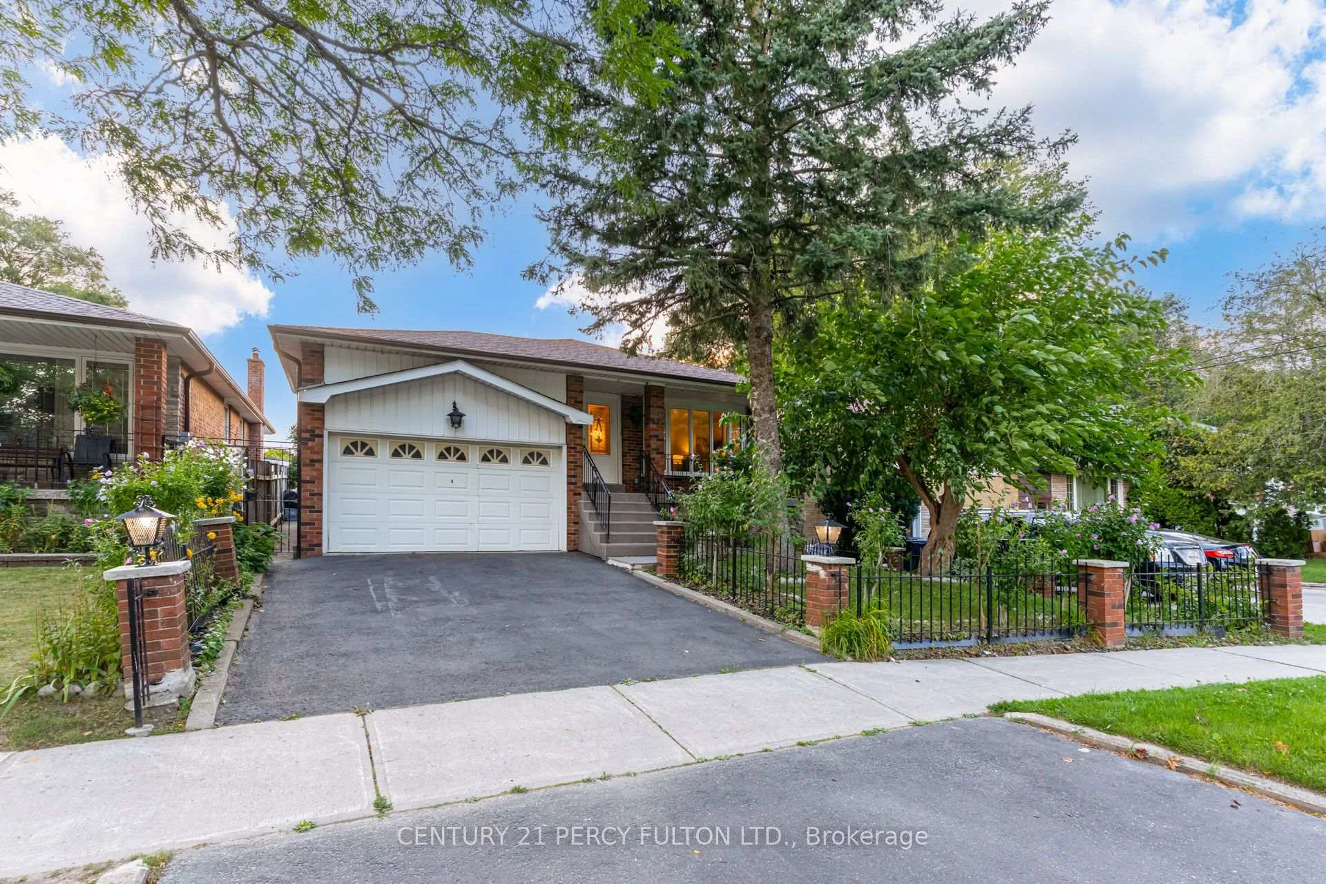 Photo 2 of 46 Cedar Drive, Scarborough, Scarborough Village — HOMEH