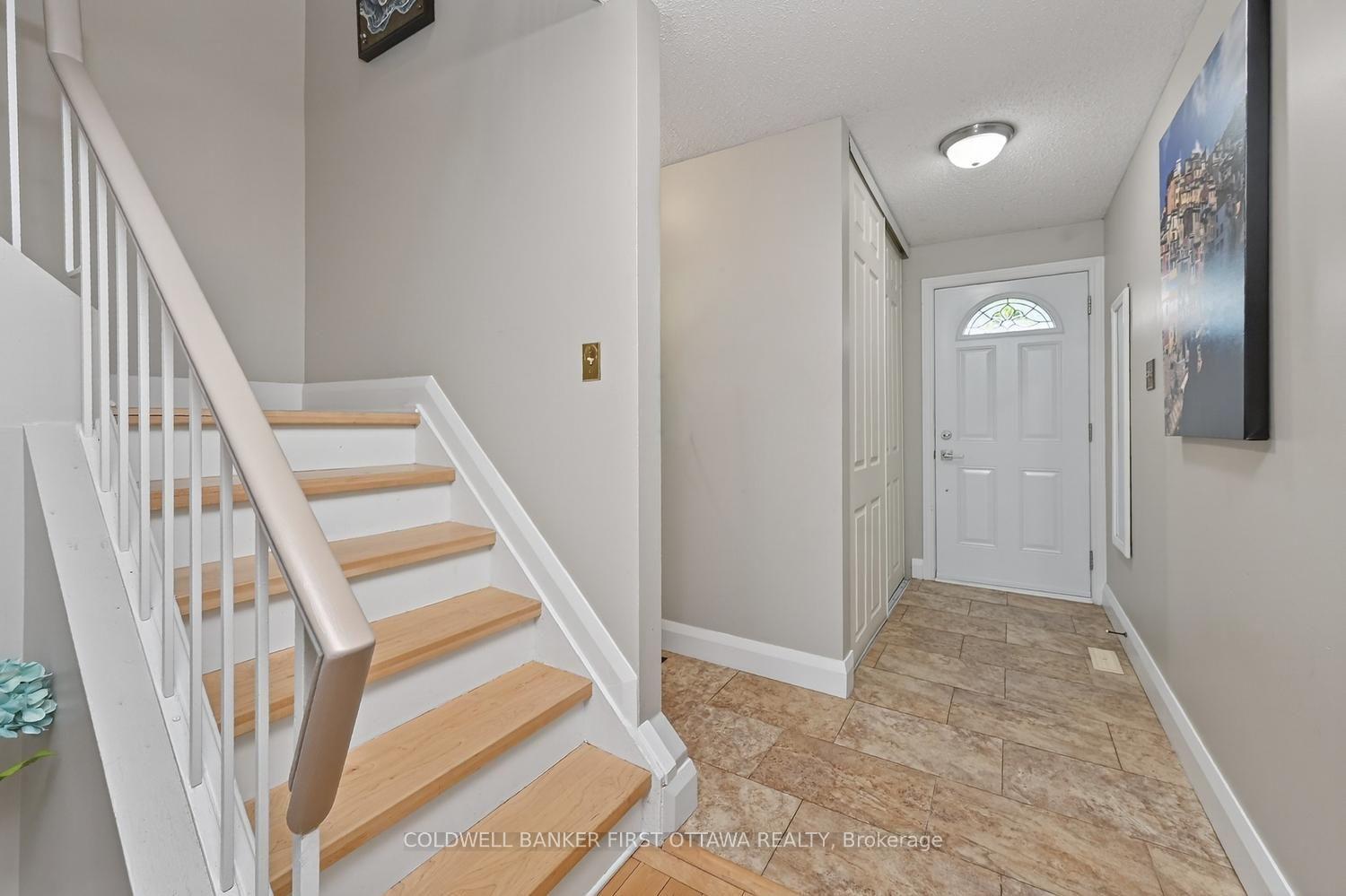 Photo 3 of 1528 Brookmill Lane, Ottawa, Pineview — HOMEH