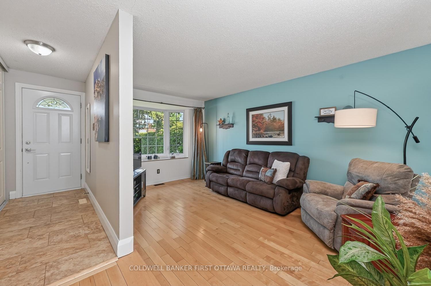 Photo 4 of 1528 Brookmill Lane, Ottawa, Pineview — HOMEH