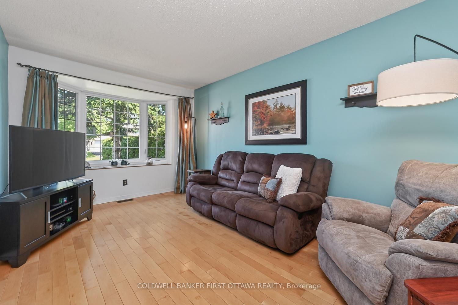 Photo 5 of 1528 Brookmill Lane, Ottawa, Pineview — HOMEH