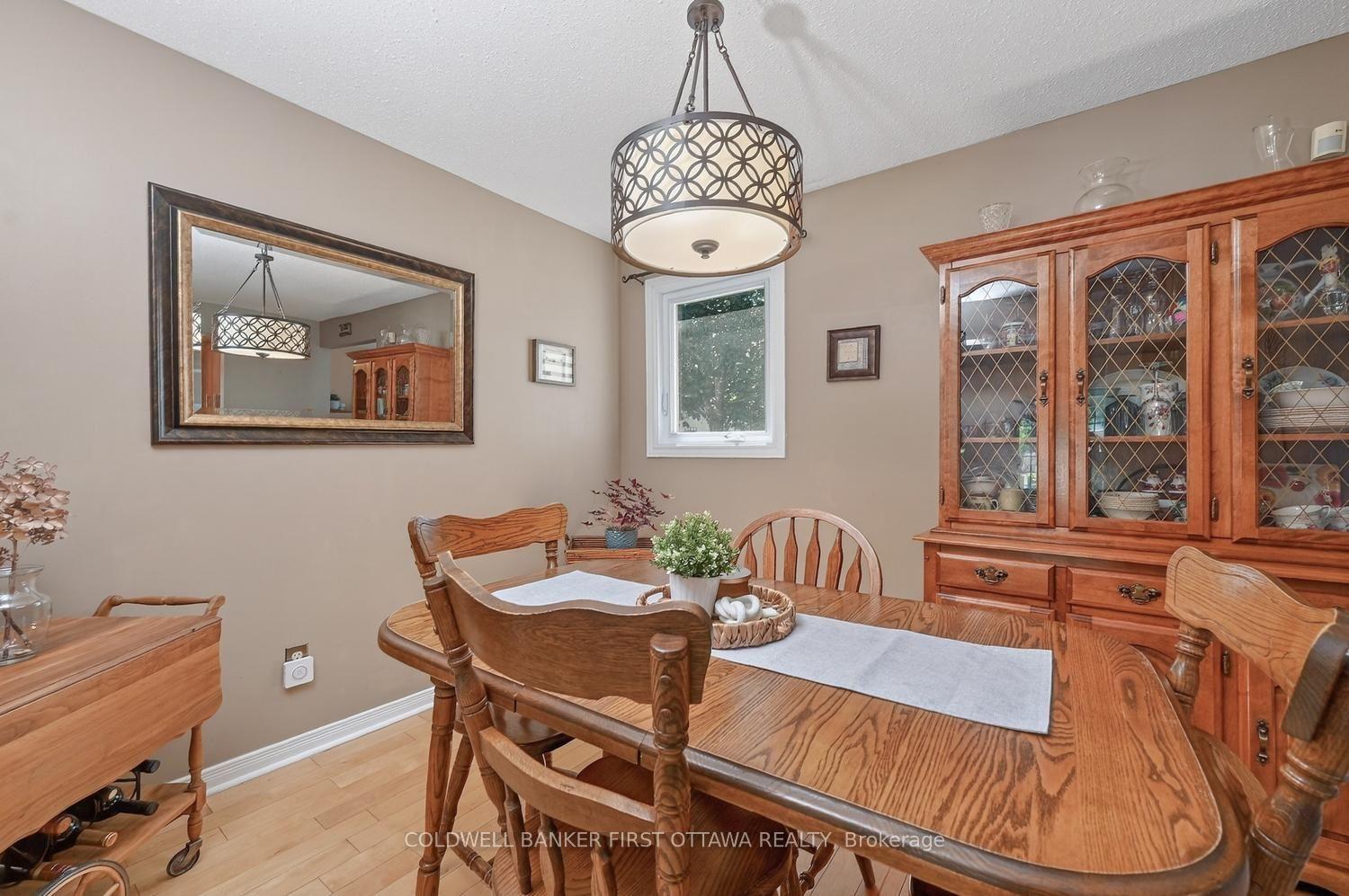 Photo 6 of 1528 Brookmill Lane, Ottawa, Pineview — HOMEH