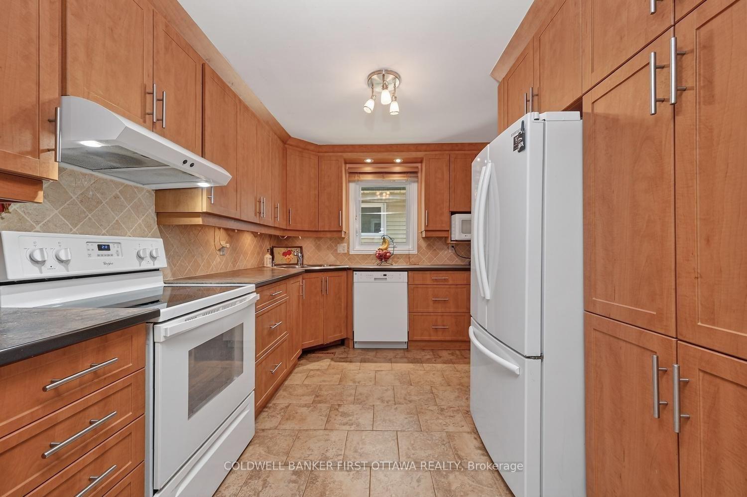 Photo 8 of 1528 Brookmill Lane, Ottawa, Pineview — HOMEH