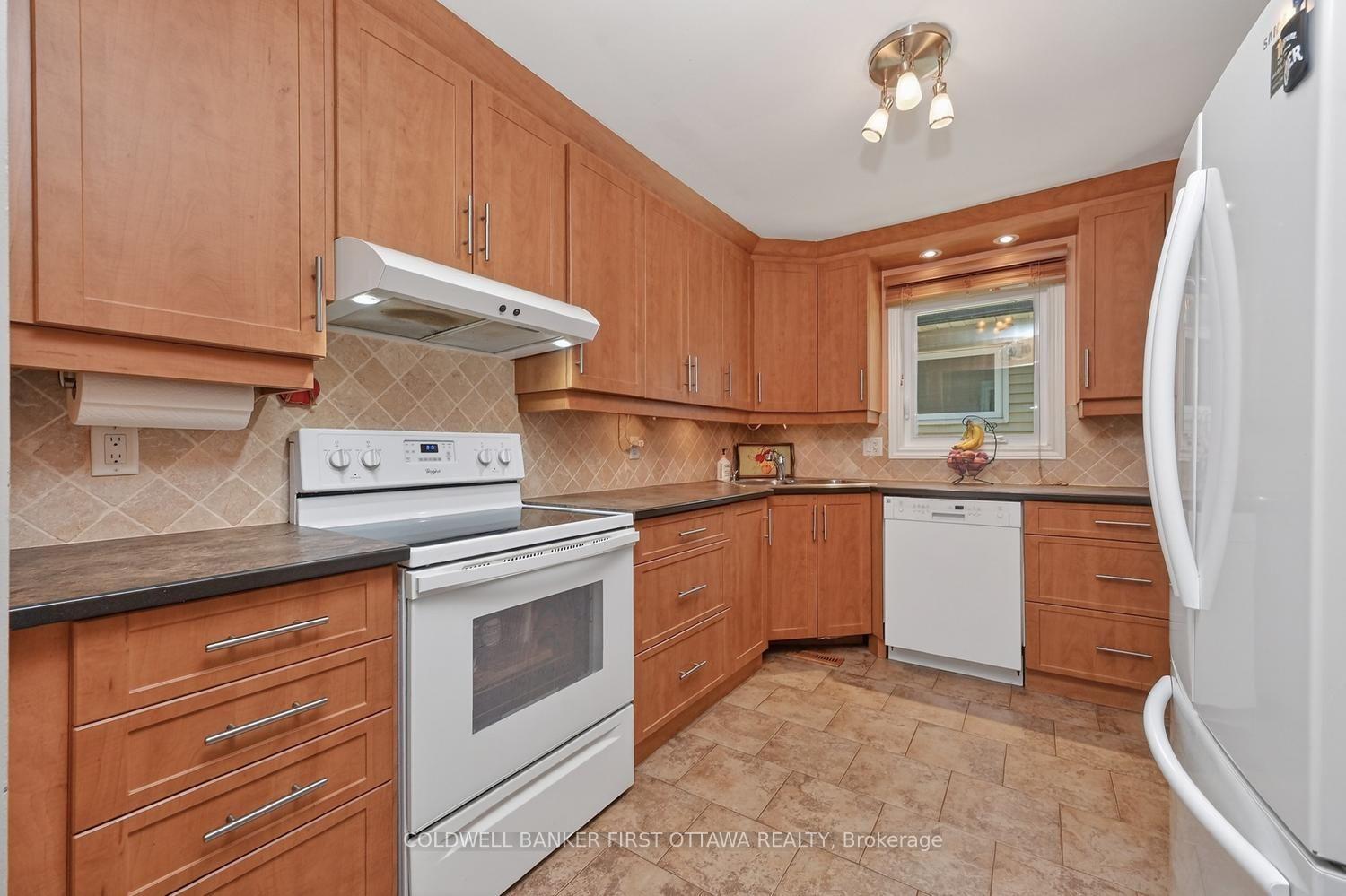Photo 9 of 1528 Brookmill Lane, Ottawa, Pineview — HOMEH