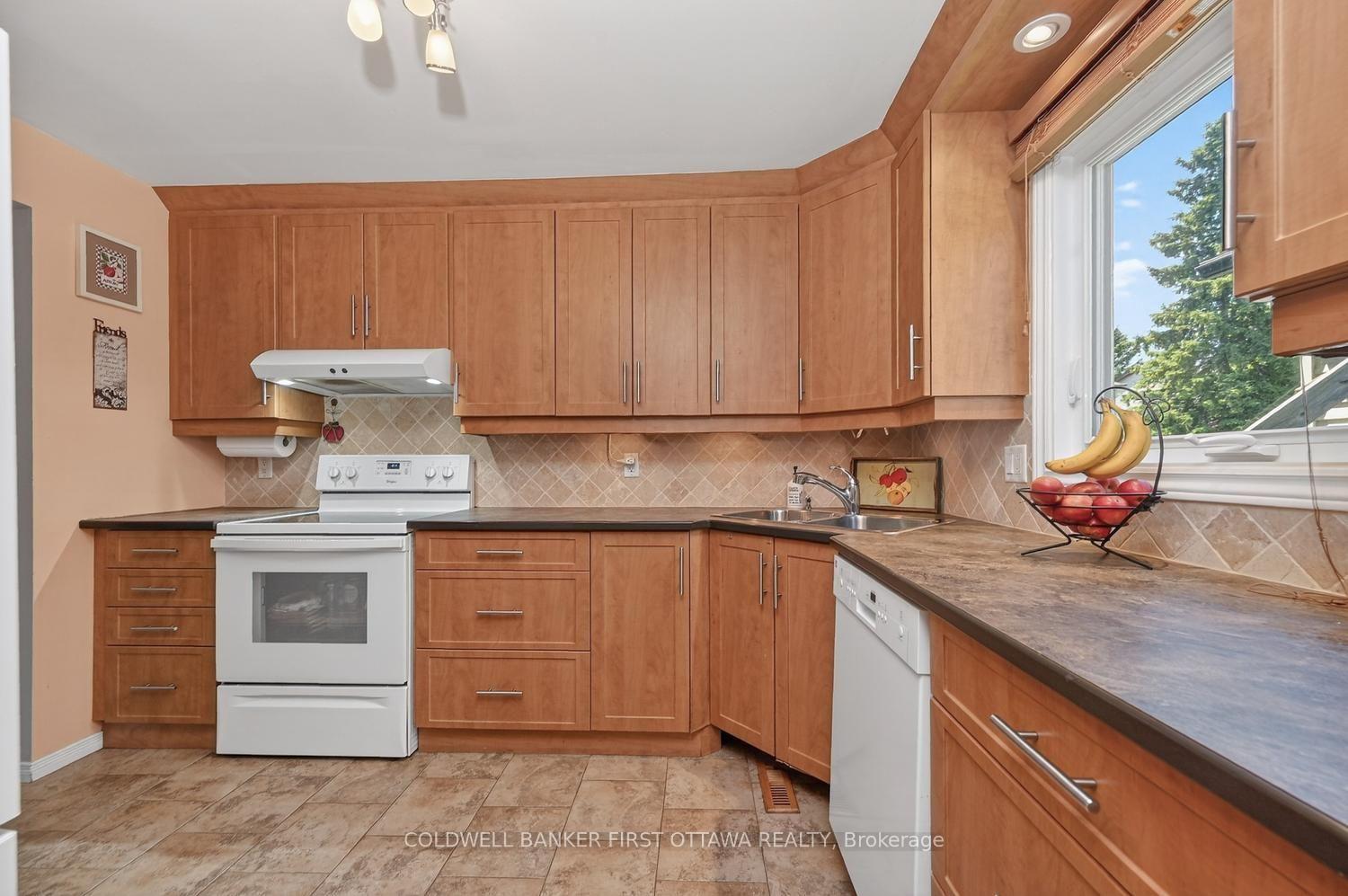 Photo 10 of 1528 Brookmill Lane, Ottawa, Pineview — HOMEH