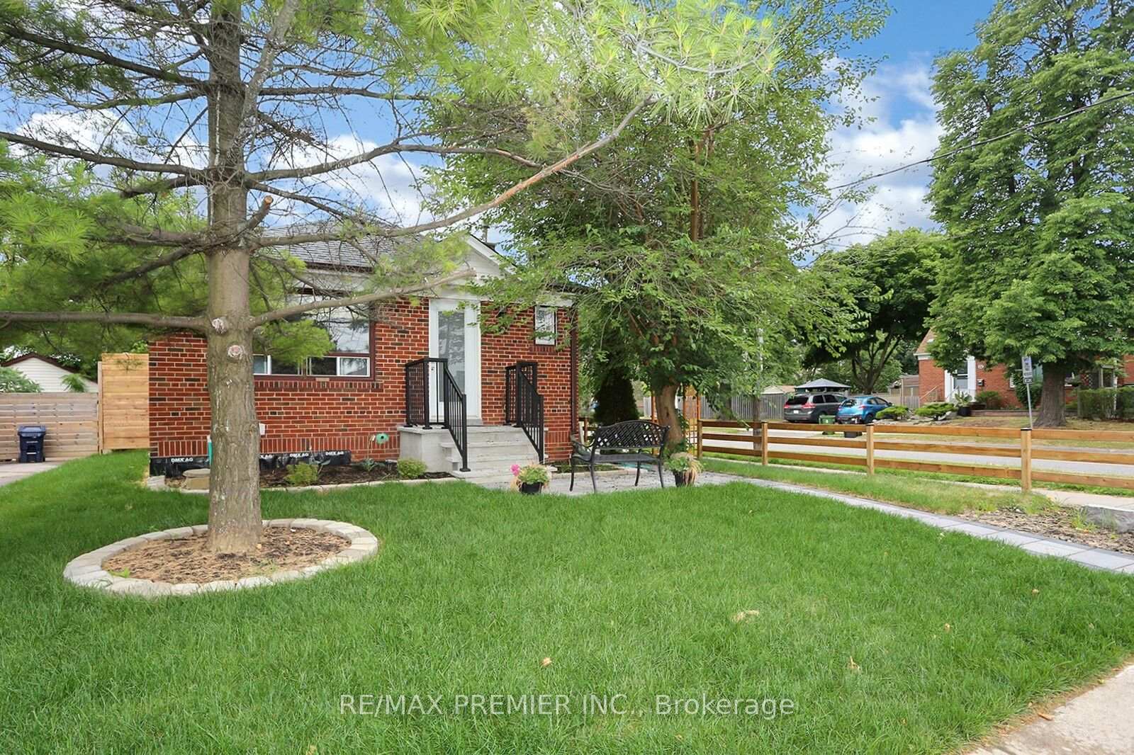 Photo 3 of Unit Upper, 37 Silvercrest Avenue, Etobicoke, Alderwood — HOMEH