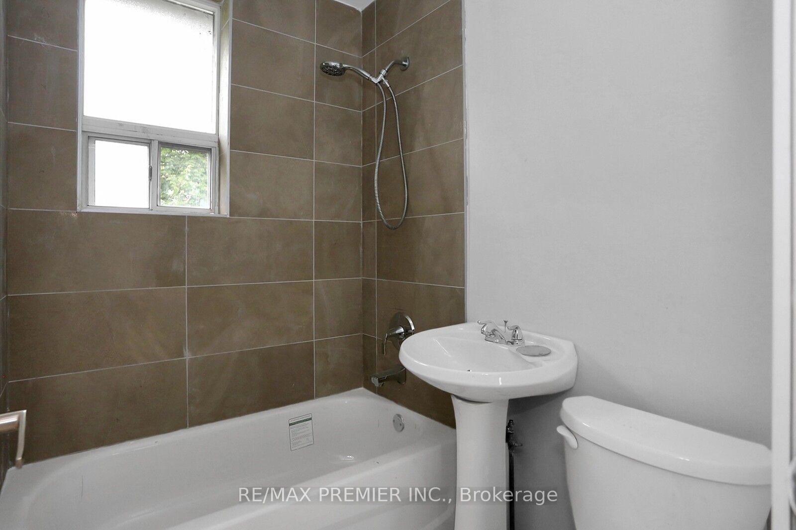Photo 37 of Unit Upper, 37 Silvercrest Avenue, Etobicoke, Alderwood — HOMEH