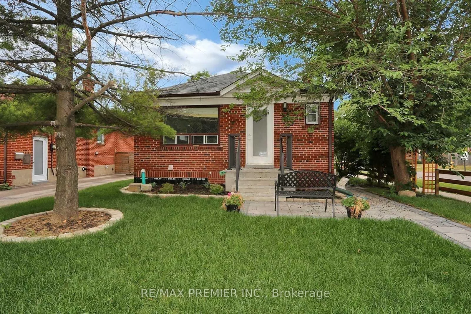 Photo 2 of Unit Upper, 37 Silvercrest Avenue, Etobicoke, Alderwood — HOMEH