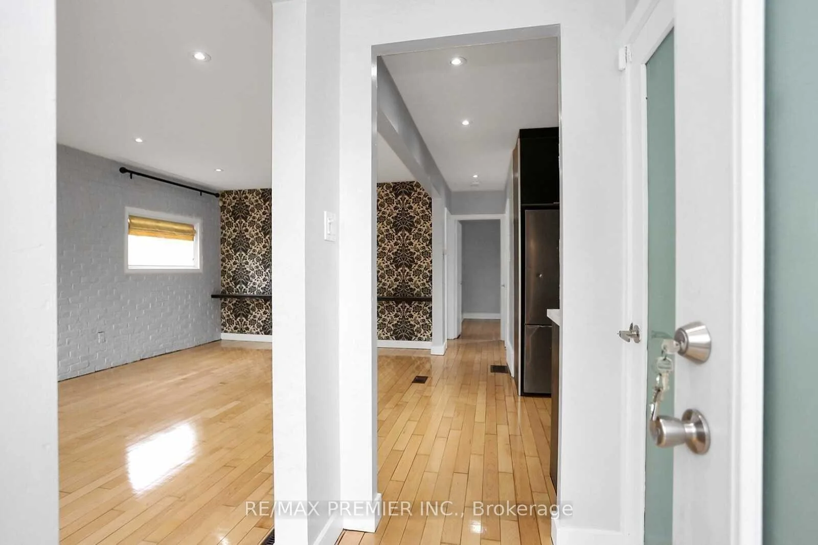 Photo 8 of Unit Upper, 37 Silvercrest Avenue, Etobicoke, Alderwood — HOMEH