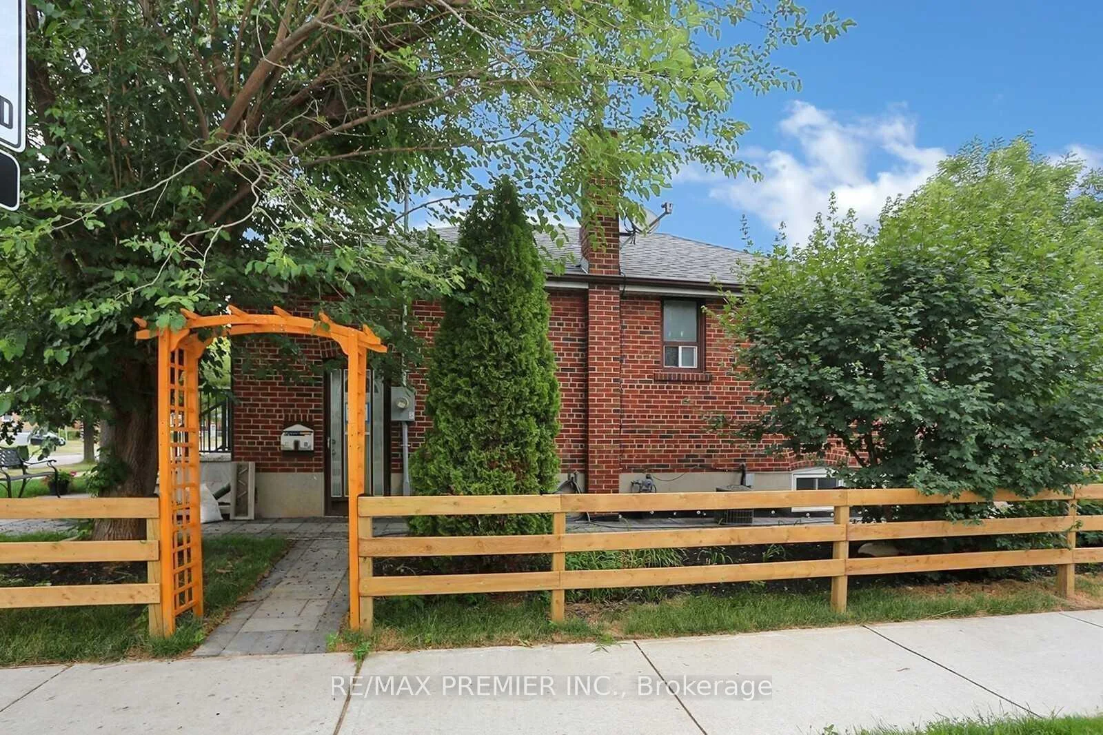 Photo 52 of Unit Upper, 37 Silvercrest Avenue, Etobicoke, Alderwood — HOMEH