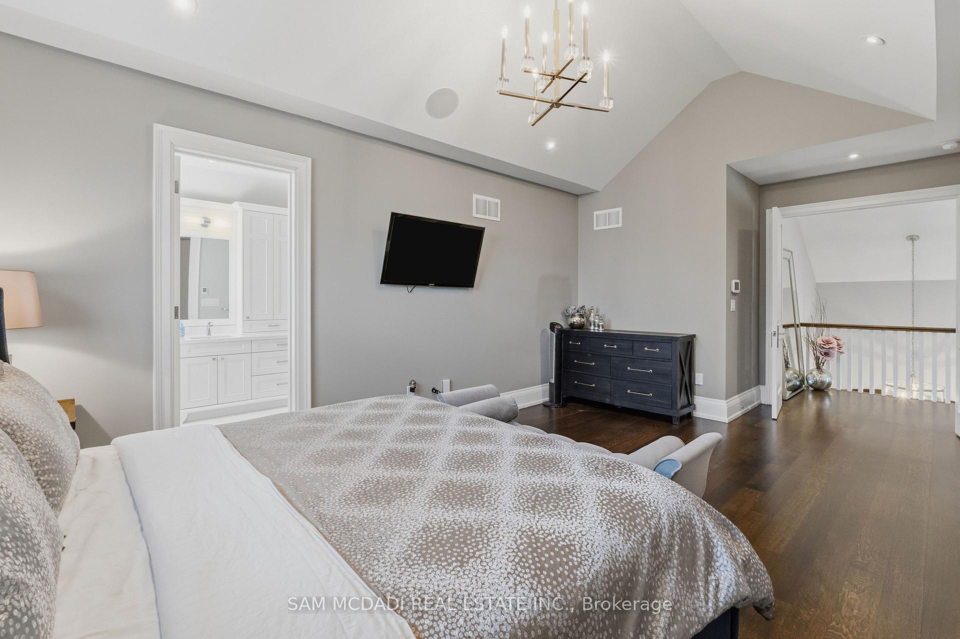 Photo 23 of 36 Veronica Drive, Mississauga, Mineola — HOMEH