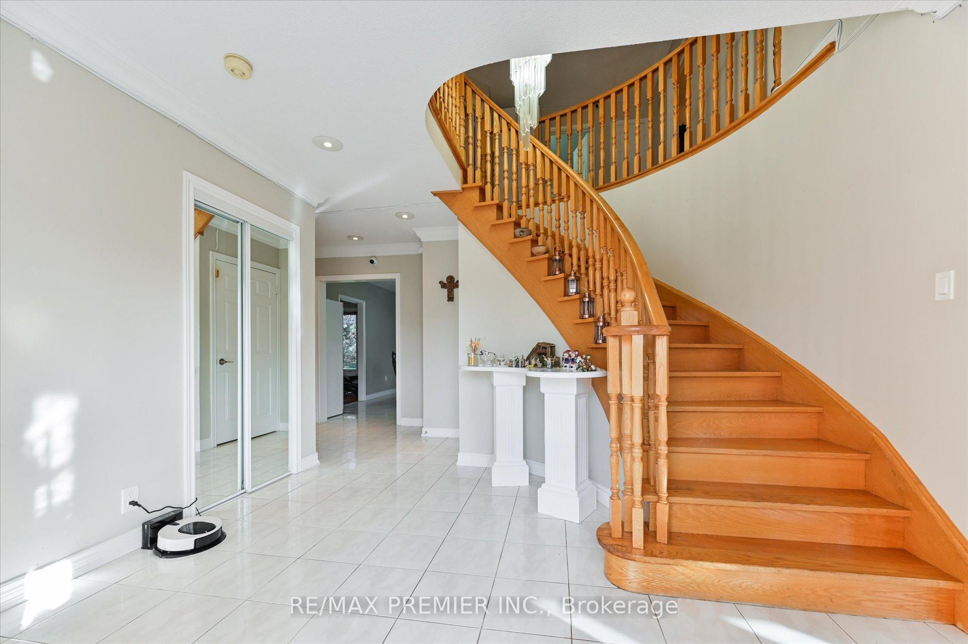 Photo 2 of 581 Wycliffe Avenue, Vaughan, Islington Woods — HOMEH